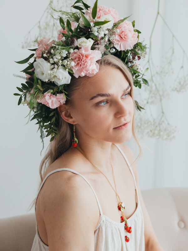 Daughter of the North Metsämansikka Roikkuvat Korvakorut
