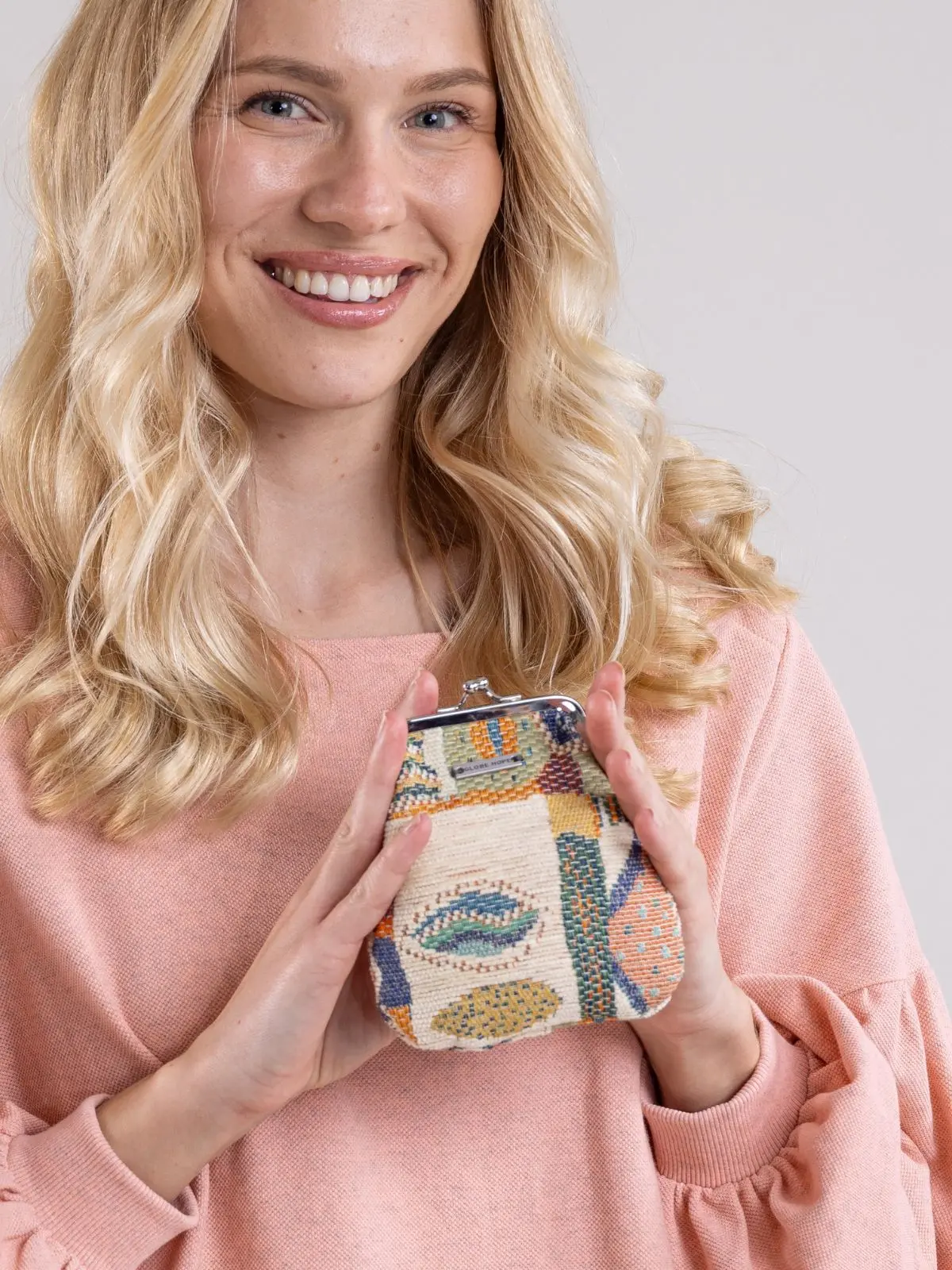 Globe Hope Helle Pussukka