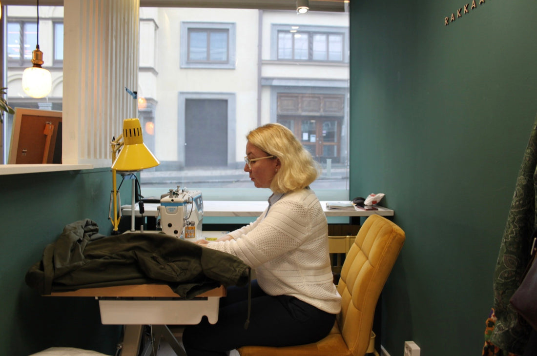 Kestävä tyyli syntyy korjaamalla – ompelijamme Anita luottaa työssään luonnonmateriaaleihin ja luovuuteen
