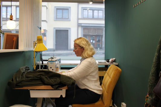 Kestävä tyyli syntyy korjaamalla – ompelijamme Anita luottaa työssään luonnonmateriaaleihin ja luovuuteen