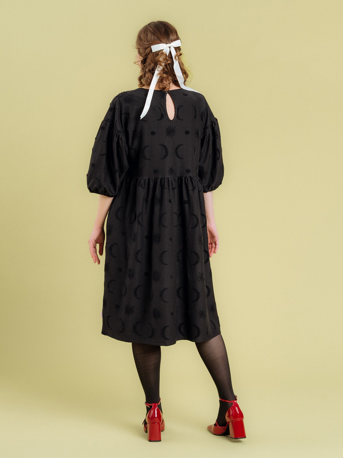 Aarre Elena Mekko- Divine Black