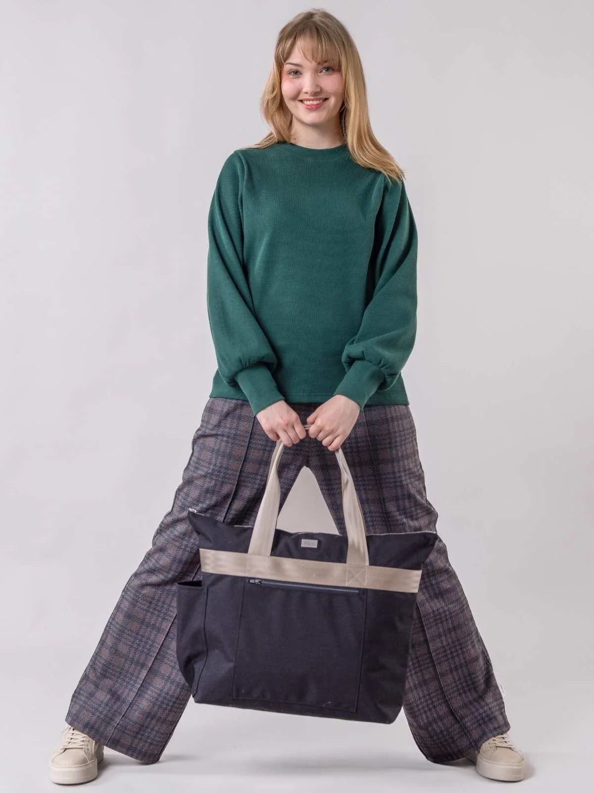 Globe Hope Travel Weekender Black-Beige